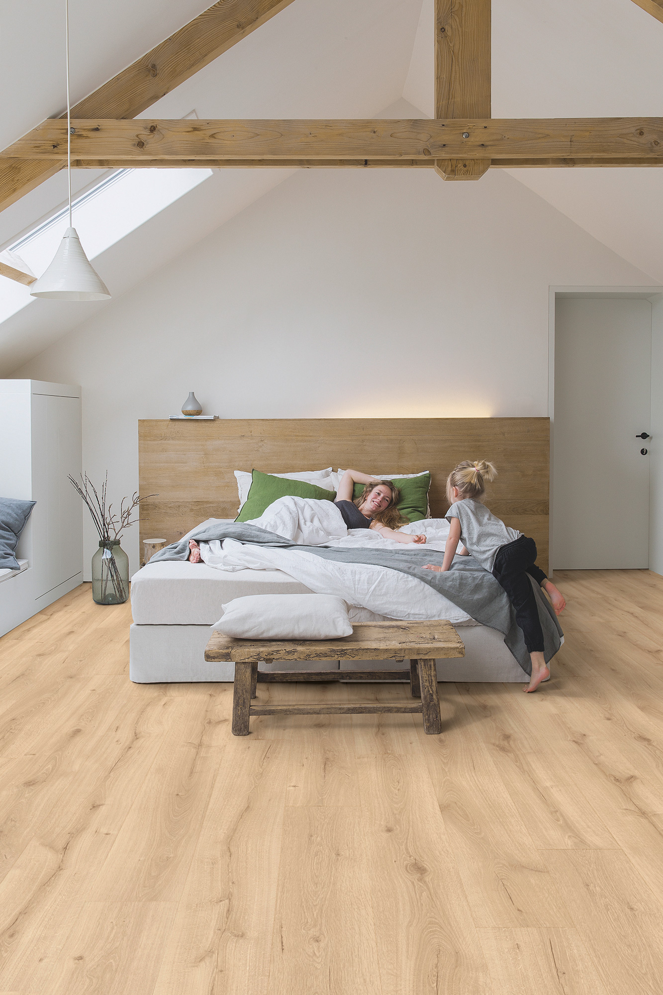 Quick-Step Majestic Desert Oak Light Natural room scene